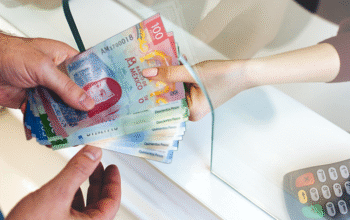 ¿Vale la pena seguir yendo al banco para pagar en efectivo?